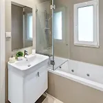 Luxurious T2 Apartment, Olhos Dagua *